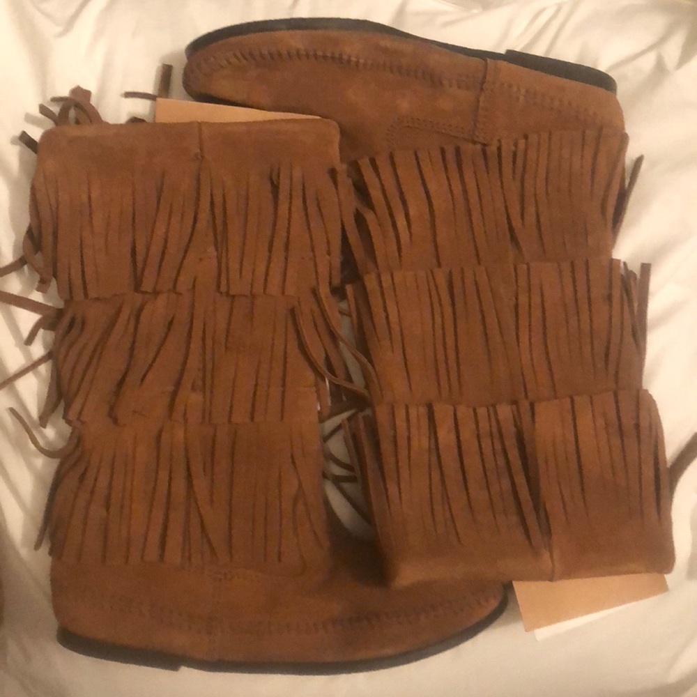 NEW/NEVER WORN Minnetonka Boots